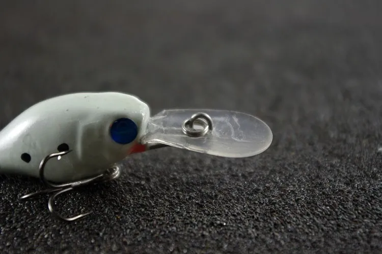 Un gancho con plástico transparente y gancho azul