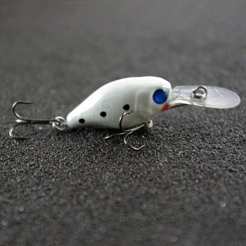 Un gancho de pesca con un señuelo de plástico transparente