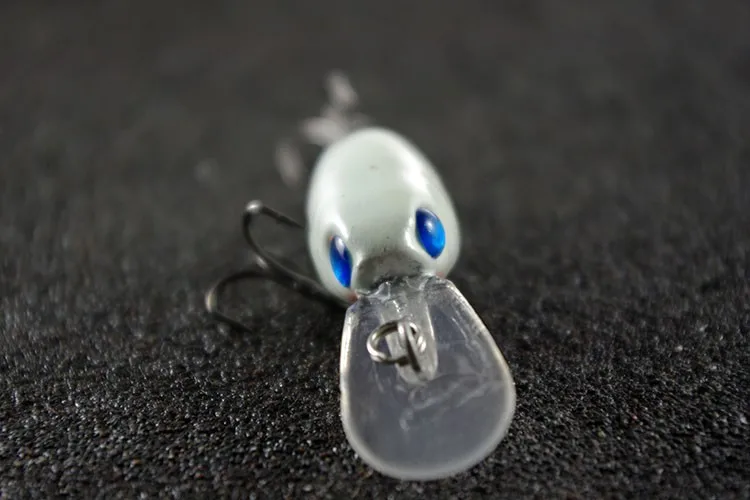 Un gancho con una pieza de plástico transparente colgando de él