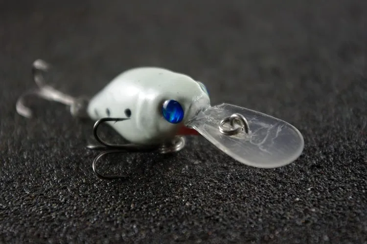 Un gancho de pesca con un señuelo de plástico transparente