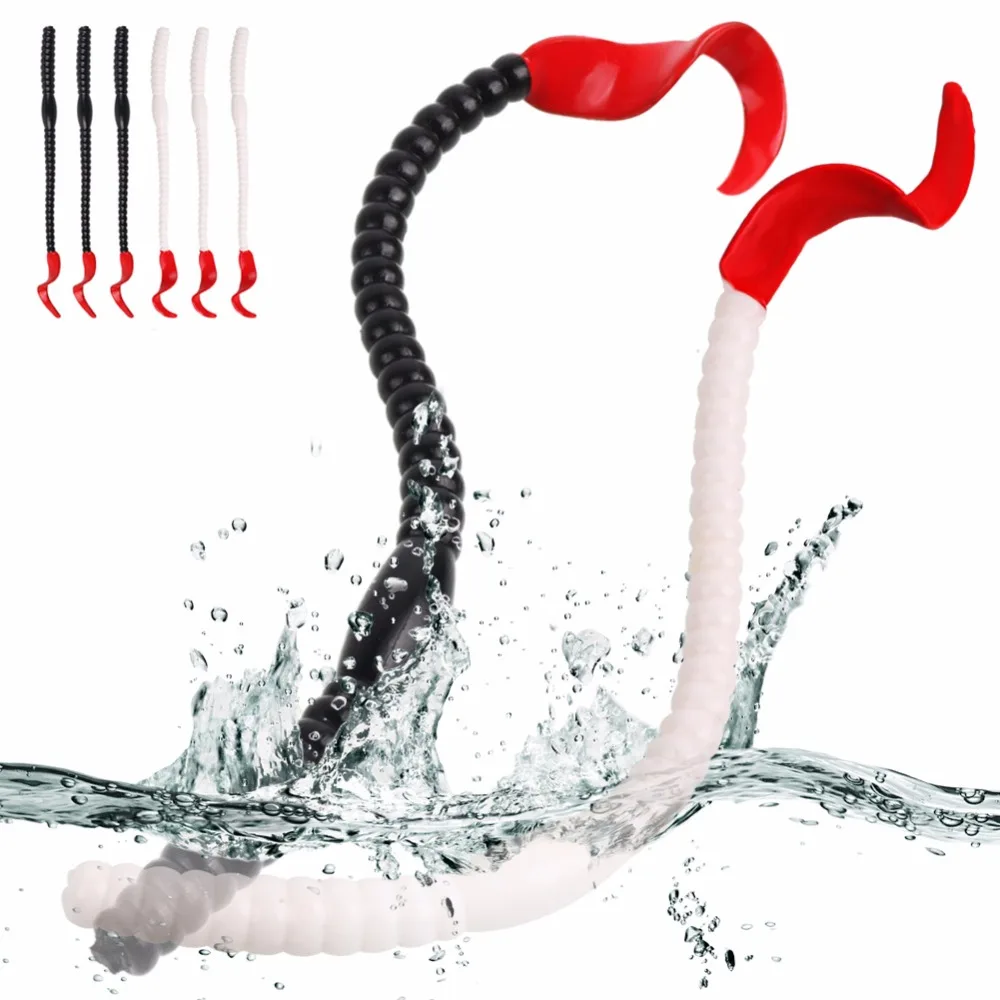 Un juguete de agua blanco y negro con un mango rojo