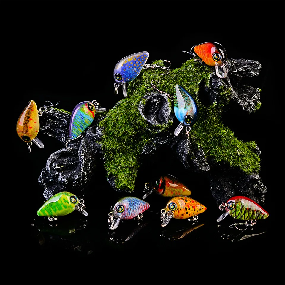 Diversos señuelos de pesca coloridos que se muestran en una roca cubierta de musgo