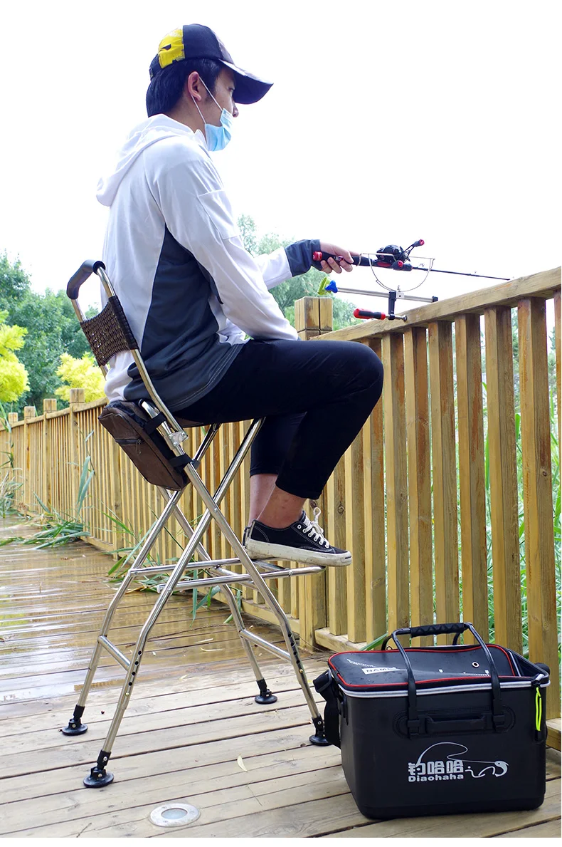 Disfrutando de una experiencia de pesca tranquila en la cubierta de madera