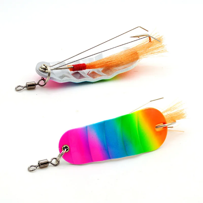 Dos señuelos de pesca coloridos con colas naranja y rosa