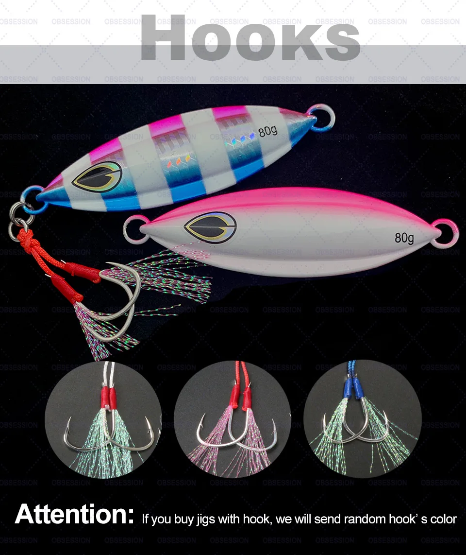Una selección de señuelos de pesca, concretamente jigs, que se utilizan para atraer peces. Hay dos jigs más grandes con un diseño colorido, probablemente destinados a imitar la apariencia de un pez, y tres jigs más pequeños con anzuelos adjuntos.