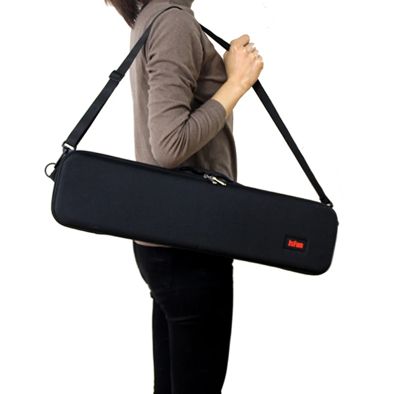 Esta elegante caja de transporte negro está diseñada para un fácil transporte y protección.