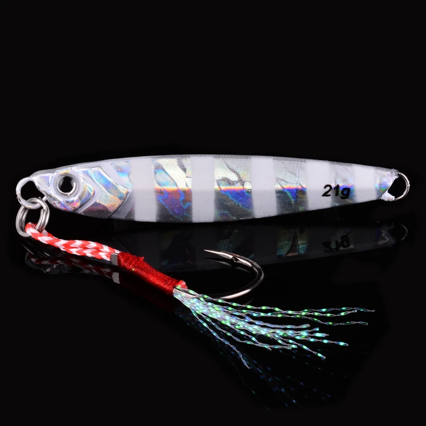 Un señuelo de pesca reflectante brillante con un gancho y borlas coloridas