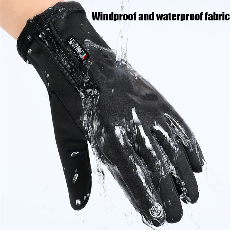 Un guante negro con agua que se derrama