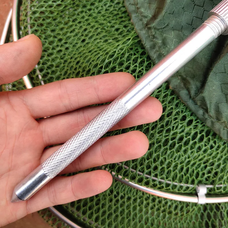 Una herramienta de metal con textura elegante se mantiene en la mano, lista para usar