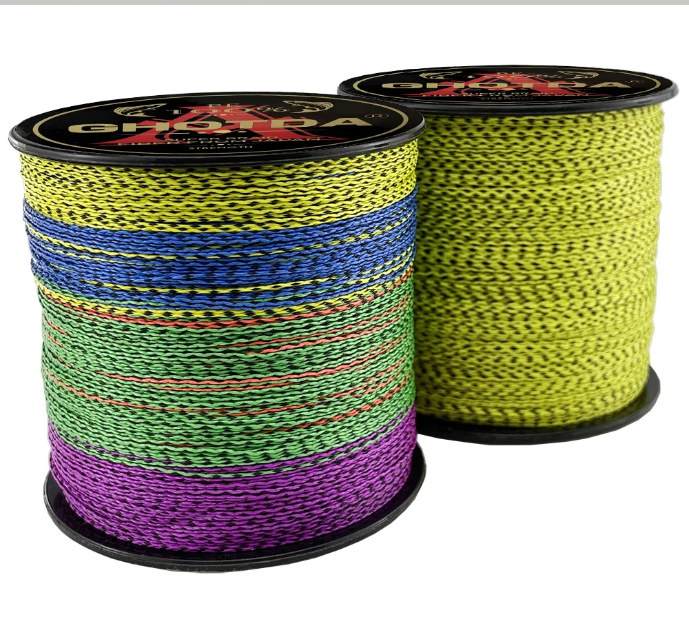 Dos carretes de hilo en diferentes colores