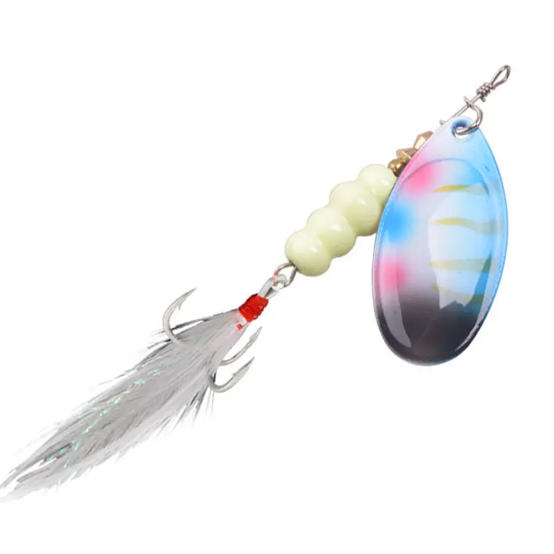 Un señuelo de pesca. Consiste en un cuerpo de plástico con un patrón colorido, un anzuelo adherido al cuerpo y un cebo o gusano de plástico blando adherido al anzuelo. El señuelo está diseñado para imitar la apariencia de un pez pequeño u otra presa para atraer peces cuando se usa en la pesca.