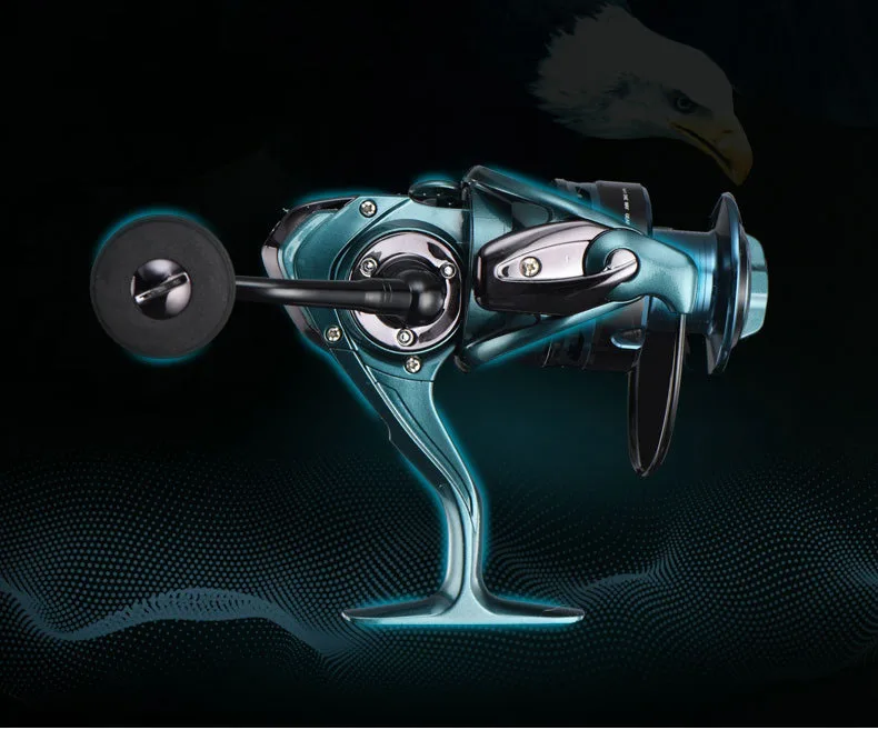 Un motor azul y plateado con un pájaro