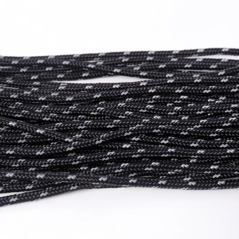 Una cuerda negra cuidadosamente arreglada con acentos blancos ideales para varias aplicaciones