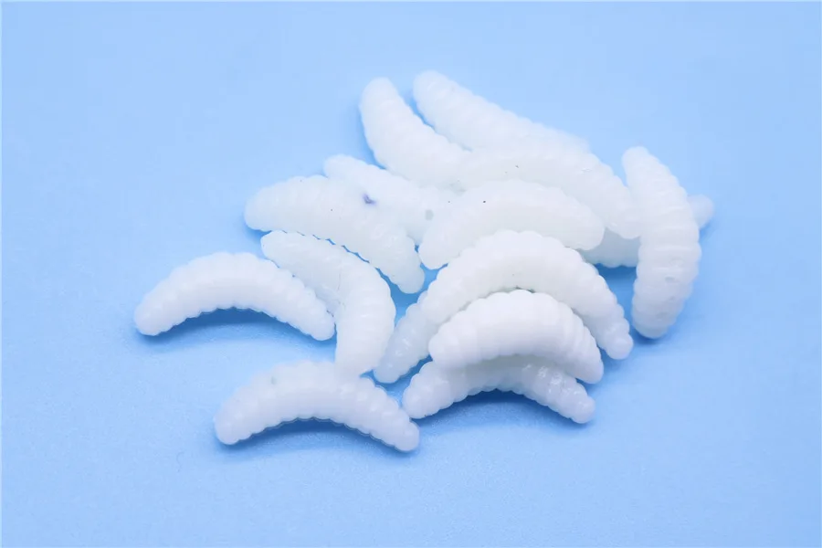 Los objetos curvos blancos que se asemejan a pequeños gusanos o orugas se muestran sobre un fondo azul claro