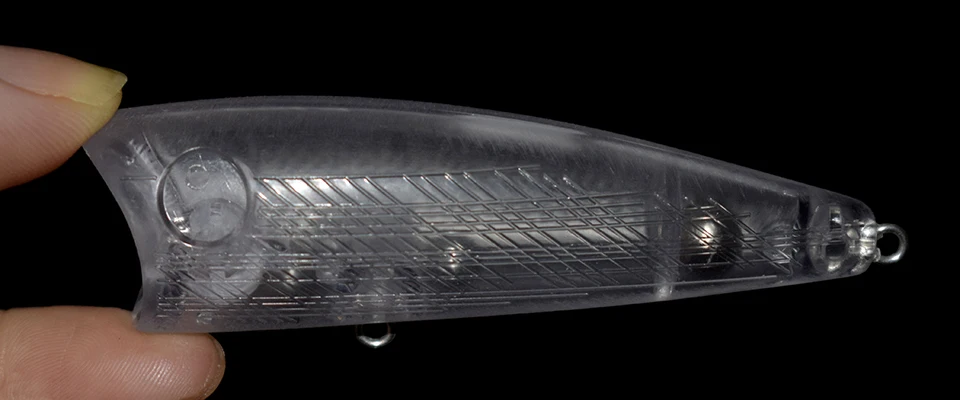 un señuelo de pesca transparente diseñado para una atracción submarina efectiva