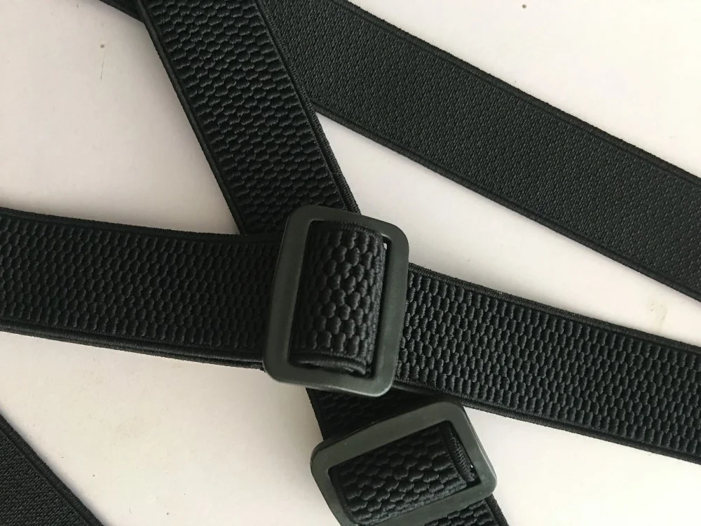 Elegantes cinturones tejidos negros con hebillas duraderas