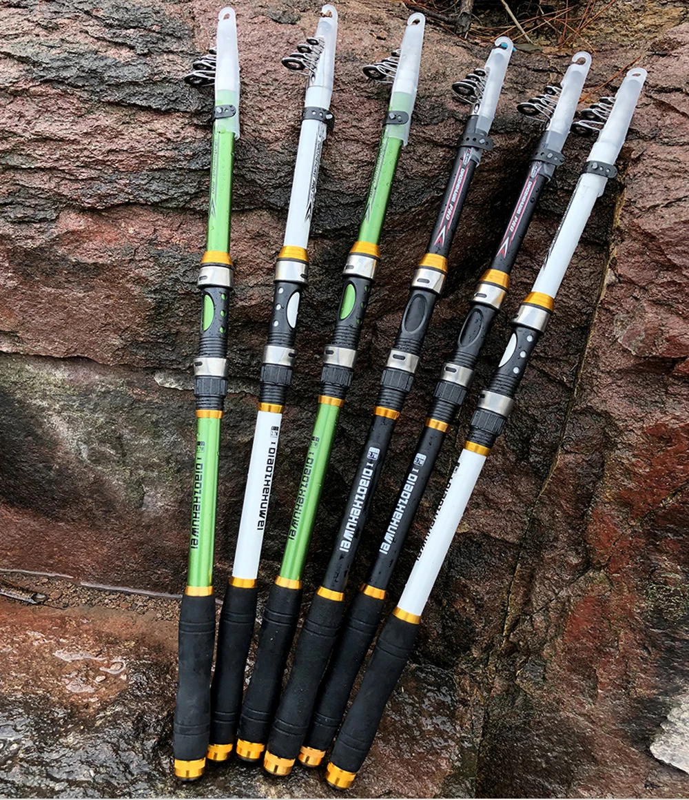 Un juego de bastones de esquí apoyados contra una roca. Hay cuatro pares de postes, cada uno con un mango negro y un eje blanco, y tienen detalles en amarillo en la parte inferior. Los postes parecen tener un diseño similar, lo que sugiere que podrían ser parte de un conjunto o del mismo fabricante.