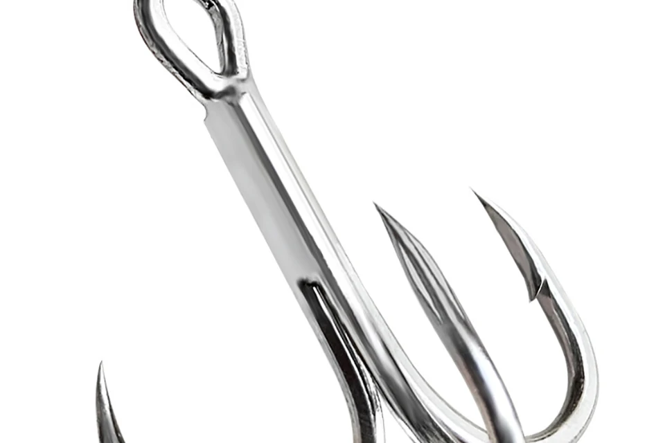 Un gancho de pesca de plata con un señuelo adjunto