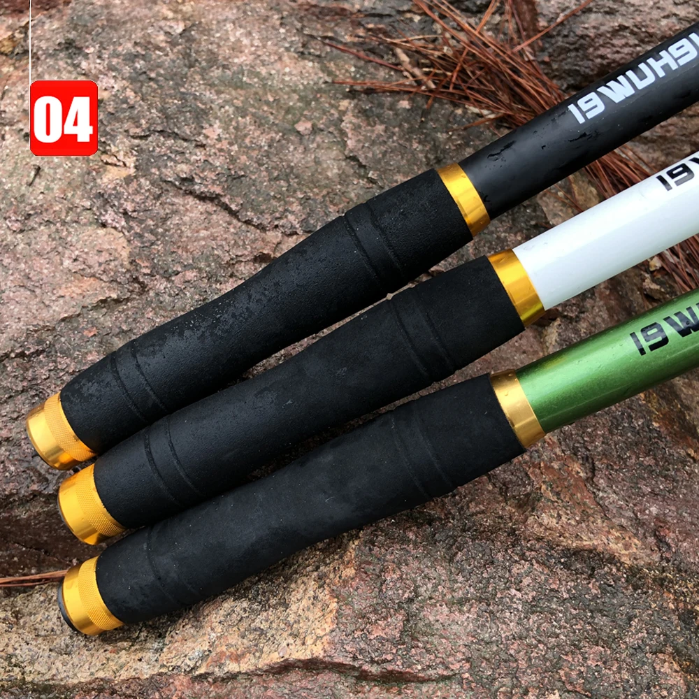Tres cañas de pescar sobre una superficie rocosa. Cada caña tiene un mango negro con un portacarrete de color dorado y las secciones de la caña están codificadas por colores: negro, blanco y verde de izquierda a derecha.