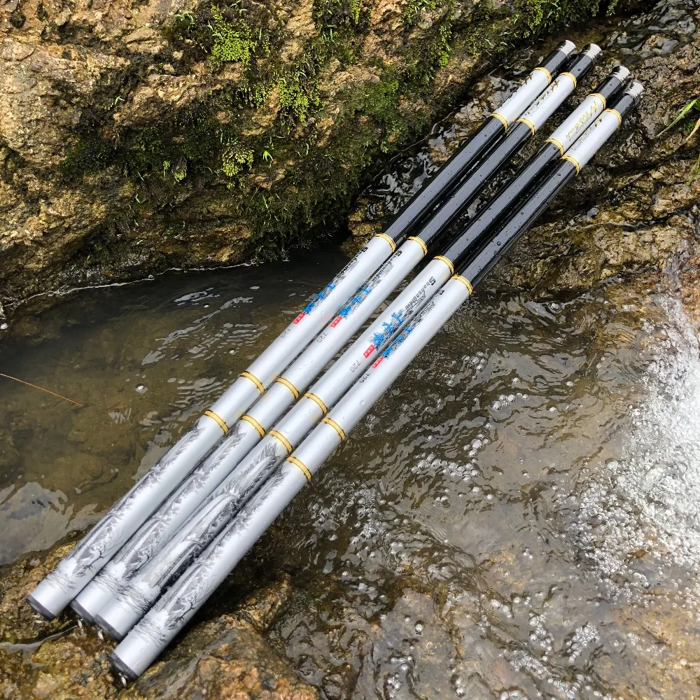 Conjunto de tubos o varillas de metal apoyados contra una superficie rocosa. Las tuberías parecen tener diferentes longitudes y están parcialmente sumergidas en agua, lo que sugiere que podrían ser parte de una vía fluvial o un sistema de drenaje.