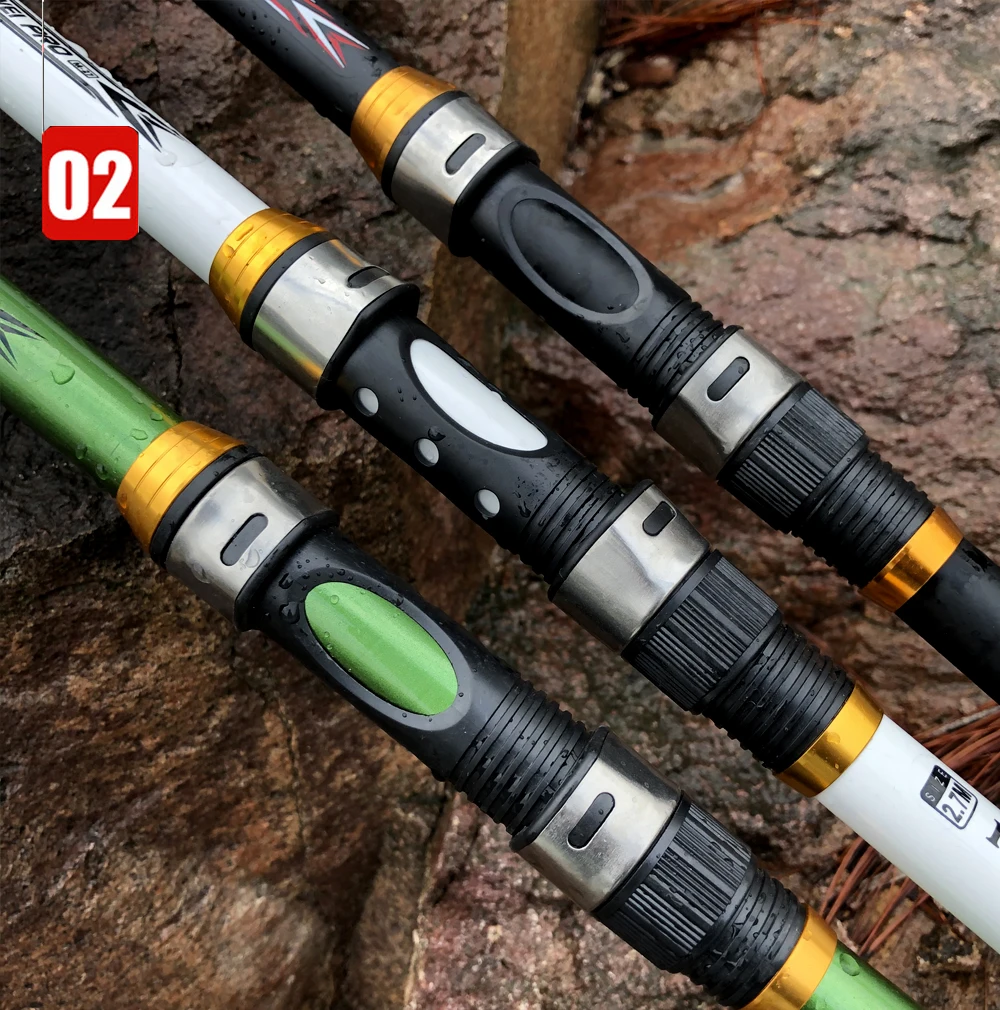 Un par de bastones de trekking apoyados contra una roca. Los bastones tienen una combinación de colores negro y verde con un mango plateado y una correa negra. También hay algunos detalles en negro y amarillo en los postes.
