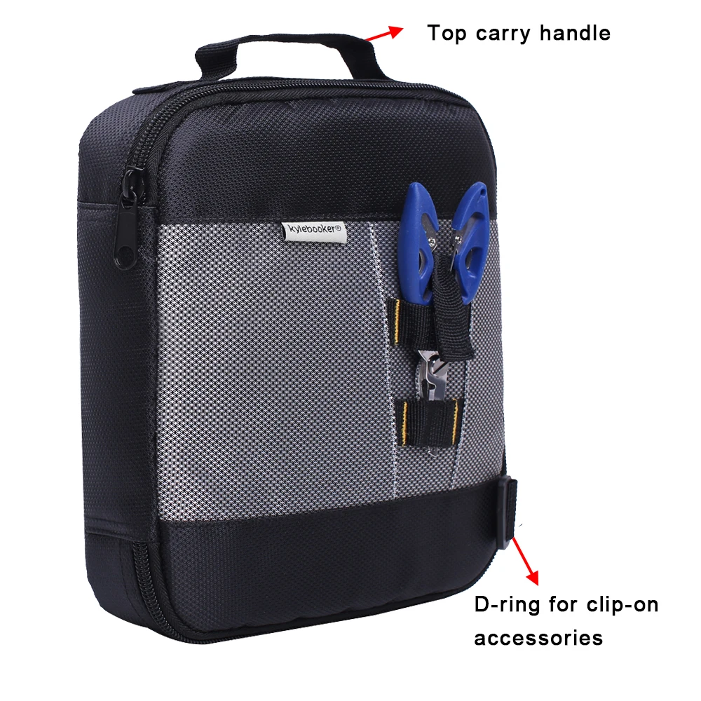 Una mochila negra con algunas características resaltadas. Hay un asa de transporte superior en la parte superior de la mochila, que probablemente se use para llevar la bolsa en la mano.