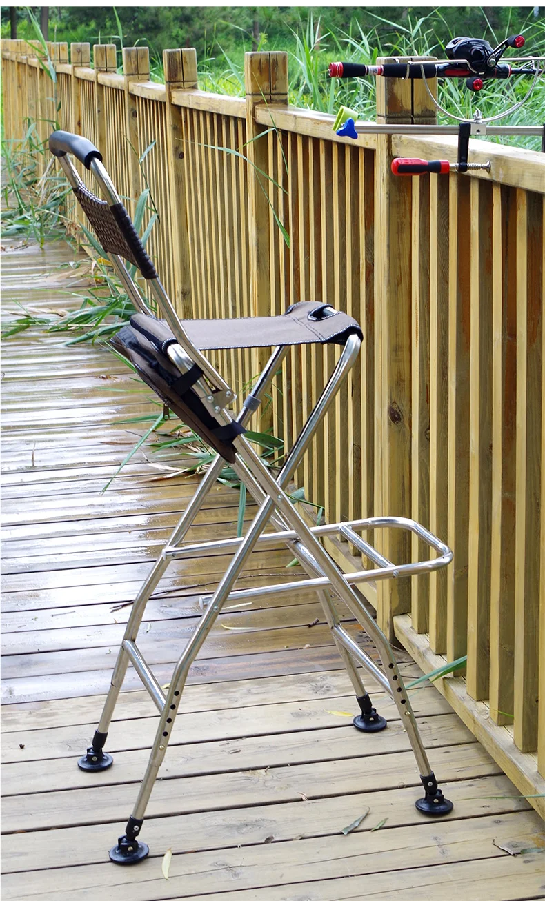 Disfrute de una experiencia de pesca serena con esta resistente silla portátil