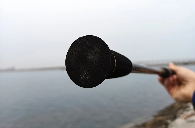 momentos serenos junto al agua con un micrófono