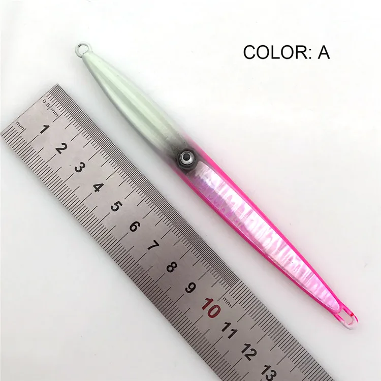 Una cinta métrica y un objeto pequeño que parece ser un gancho o un clip. La cinta métrica se coloca al lado del objeto, indicando su longitud. El objeto está coloreado en un degradado de rosa y blanco y tiene un extremo de aspecto metálico.
