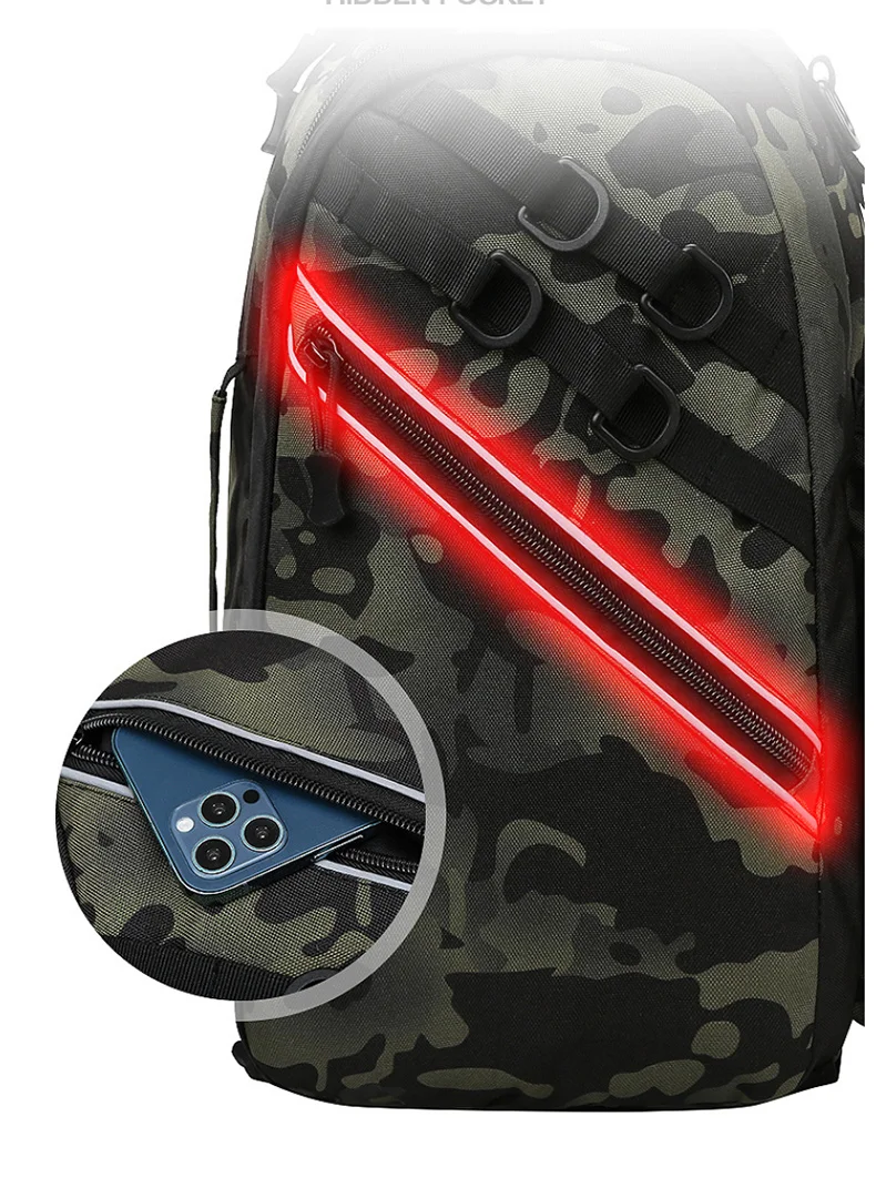 Una mochila de camuflaje con luz roja en el costado
