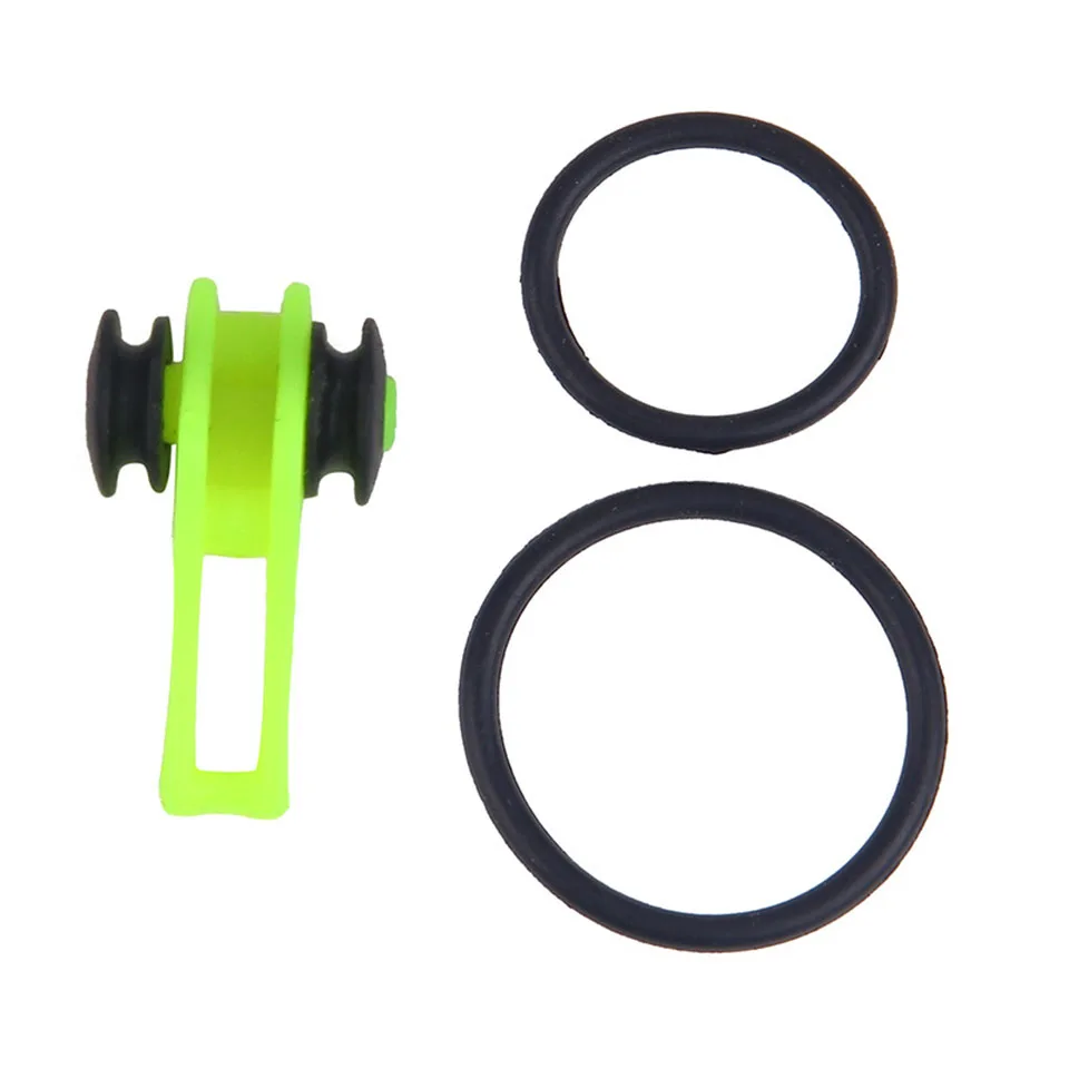 Un accesorio verde brillante y negro probablemente diseñado para un propósito funcional o recreativo específico, acompañado de dos anillos negros