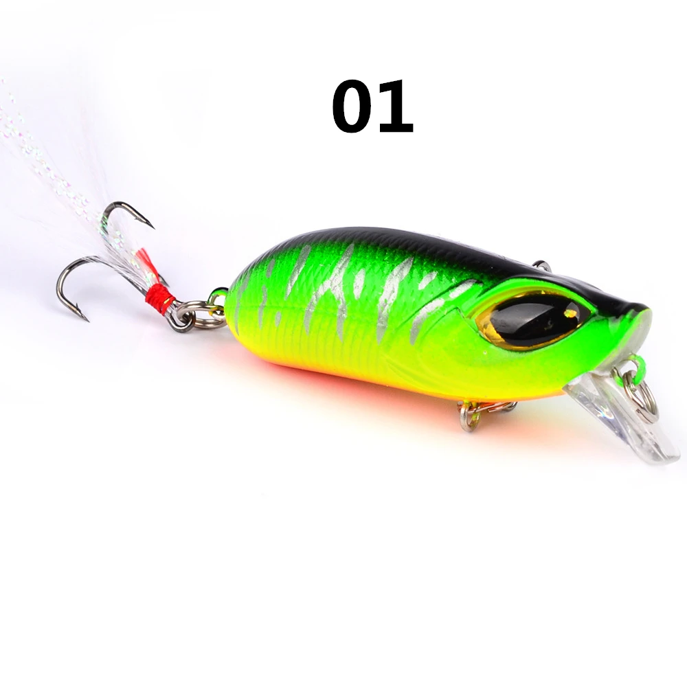 Un señuelo de pescado verde y amarillo con un gancho rojo