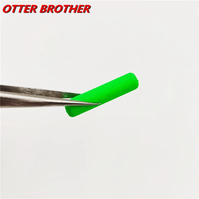 Una herramienta de pinza verde vibrante es sostenida por las pinzas de precisión que muestran su funcionalidad y diseño