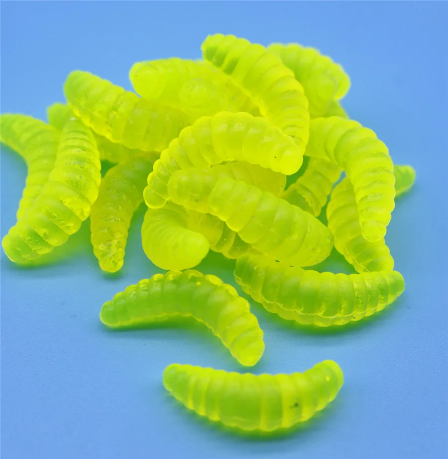 Gusanos de goma amarilla brillante contra un fondo azul