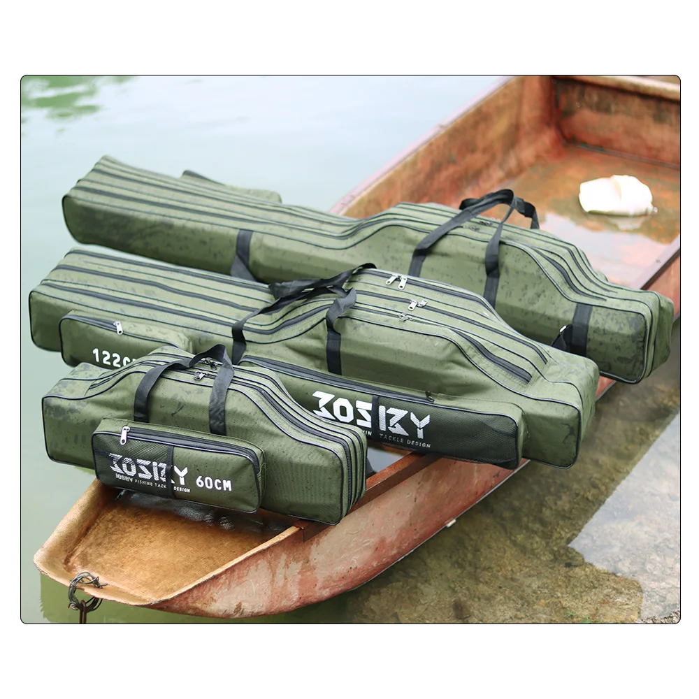 Un bote de remos con cuatro cajas verdes en su interior. Estos estuches parecen estar diseñados para transportar armas de fuego, como lo indica el texto que contienen.
