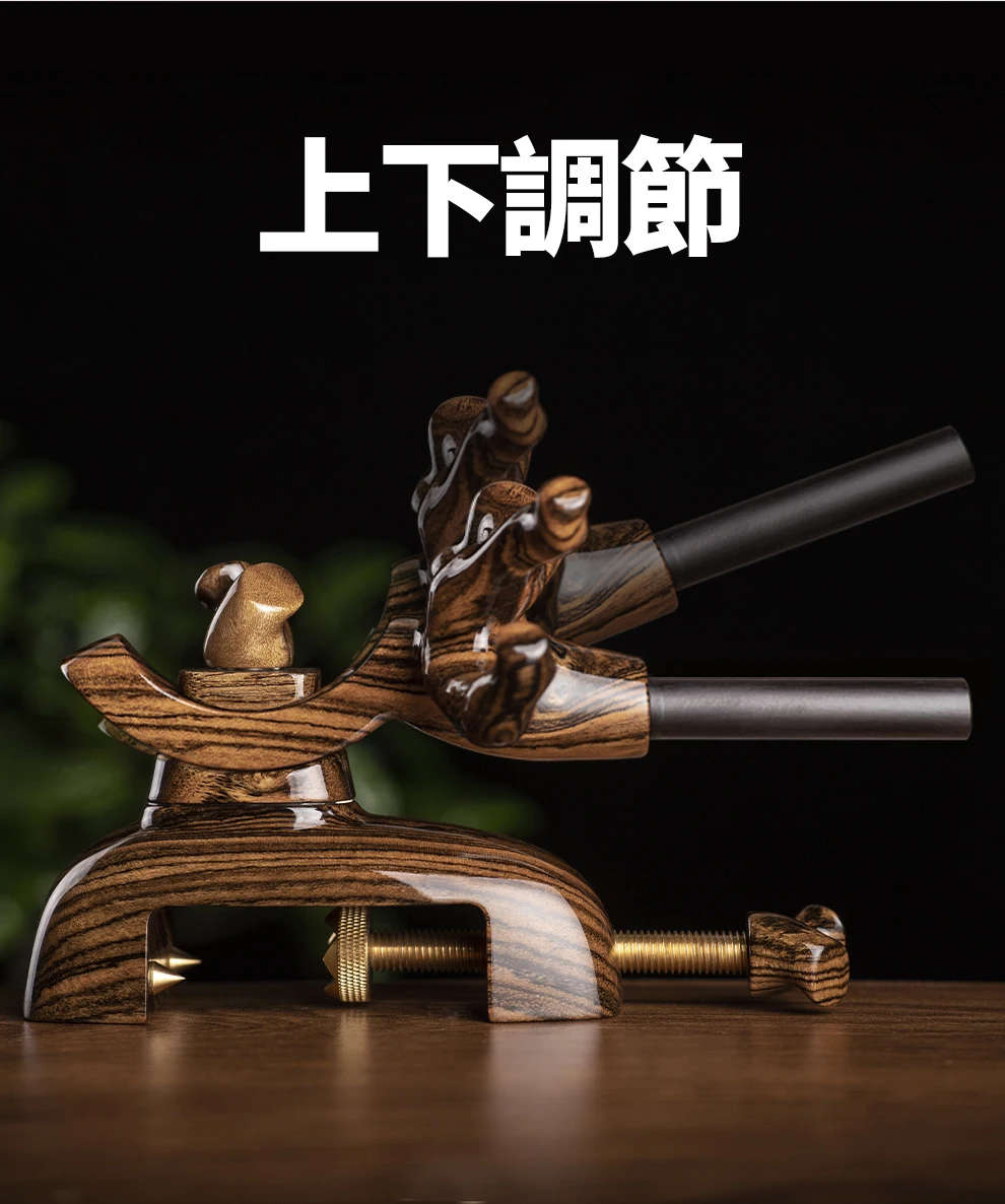 Una escultura de madera de un pájaro y un pez en una mesa