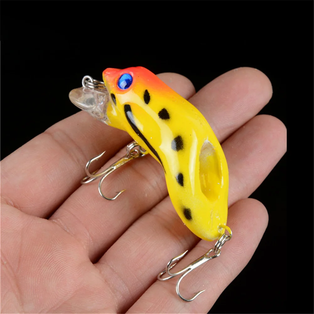Este vibrante señuelo de pesca presenta un diseño de rana realista con dos ganchos de agudos para una captura efectiva