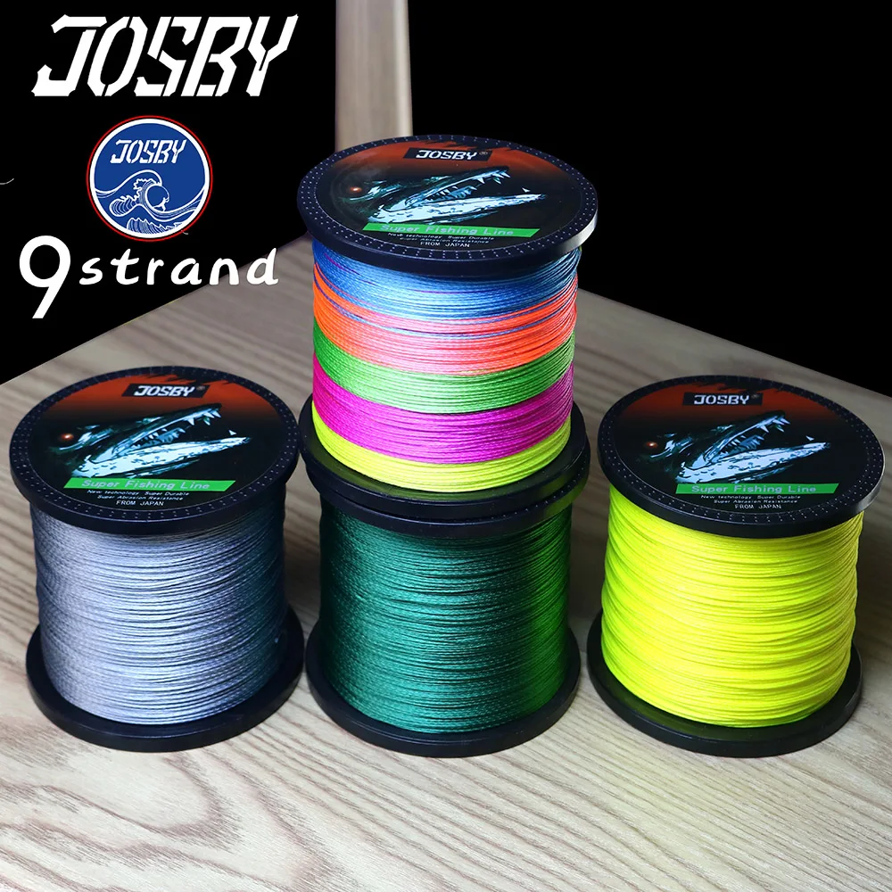 Una colección de carretes de hilo de pescar. Hay tres carretes en primer plano con diferentes colores de hilo de pescar: verde, amarillo y plateado. Detrás de ellos, hay una pila de carretes con hilo de pescar de varios colores, incluidos azul, naranja y rosa.