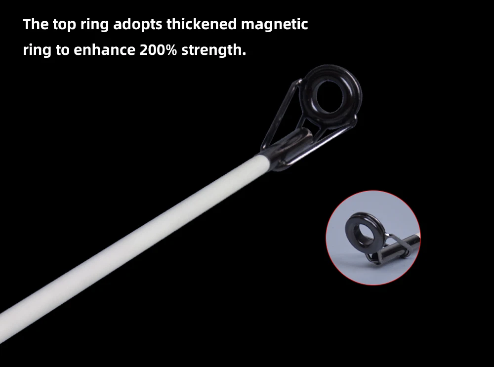 Un primer plano de un mosquetón con un llavero adjunto. El mosquetón parece tener un anillo magnético engrosado en la parte superior, que probablemente esté diseñado para mejorar su resistencia y durabilidad.
