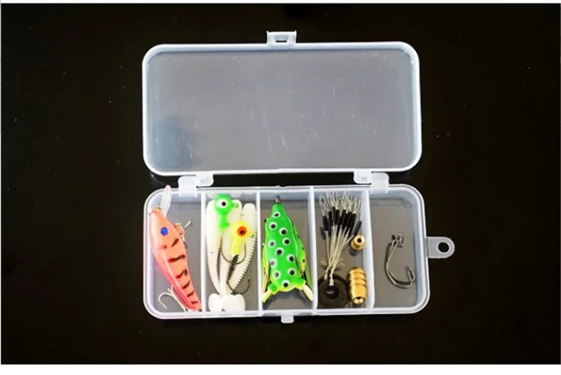 Un recipiente de plástico con señuelos y ganchos de pesca