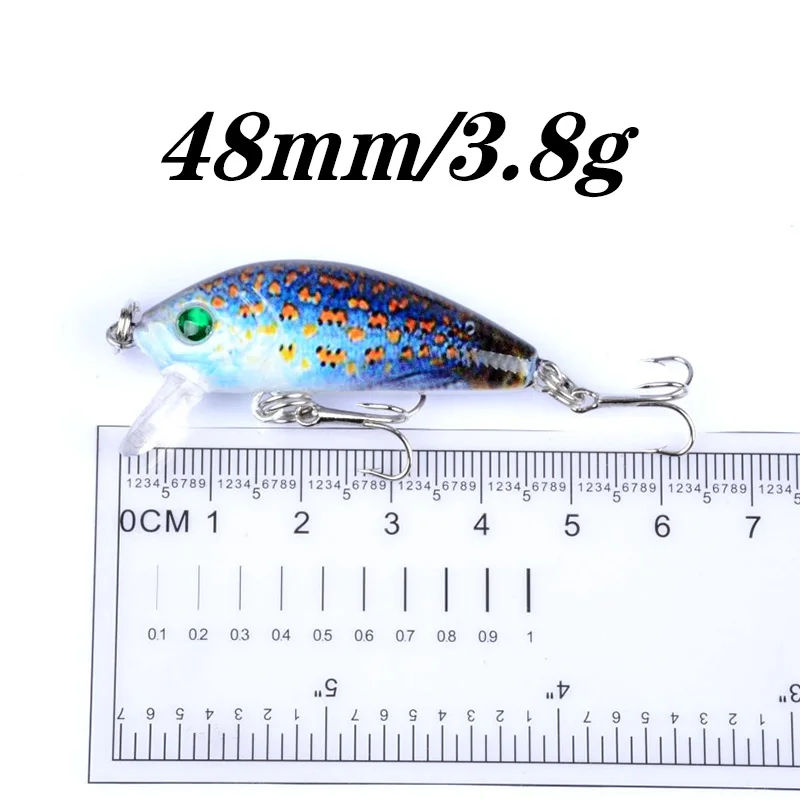 Este vibrante señuelo de pesca de 48 mm es perfecto para atrapar peces grandes con su diseño colorido y ganchos duraderos.