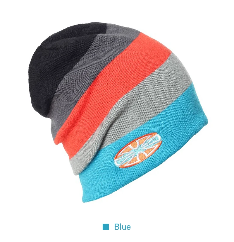 Elegante gorro multicolor con un acento azul vibrante