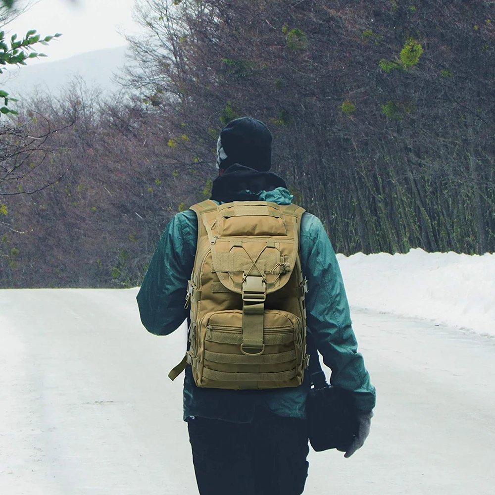 Embárcate en una aventura de invierno con una mochila resistente y un paisaje sereno