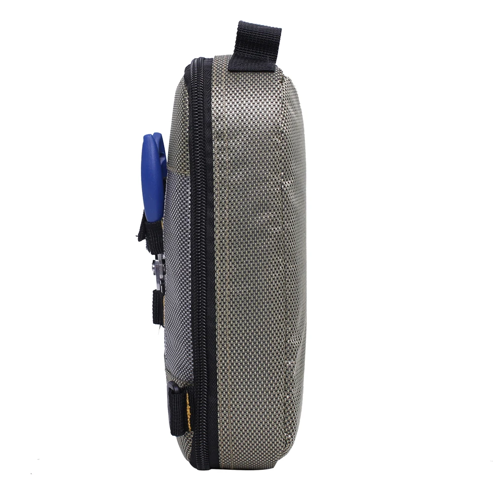 Una bolsa cilíndrica con textura similar a una malla. Parece estar diseñado para transportar artículos pequeños, posiblemente herramientas o dispositivos electrónicos, dado el objeto azul visible que parece un pequeño dispositivo electrónico o una herramienta con un mango azul.