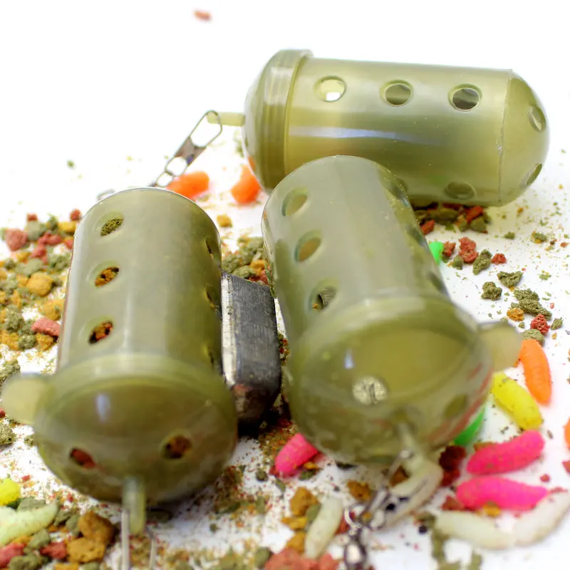 Un montón de recipientes verdes y amarillos con una cadena y un trozo de dulces