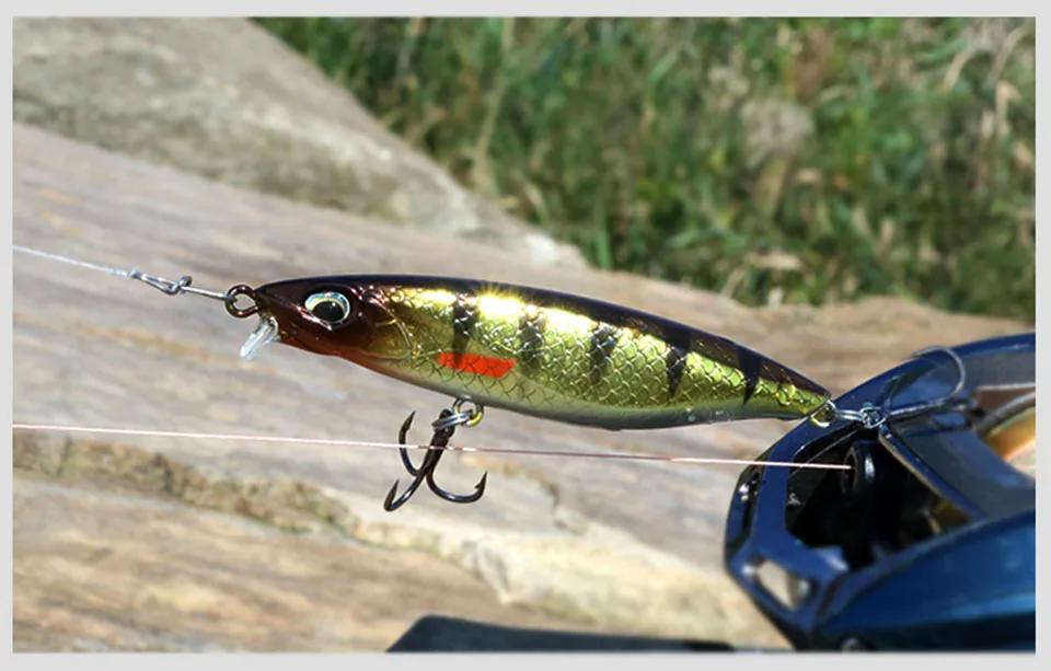 Un señuelo de pesca vibrante con un diseño realista perfecto para atrapar peces