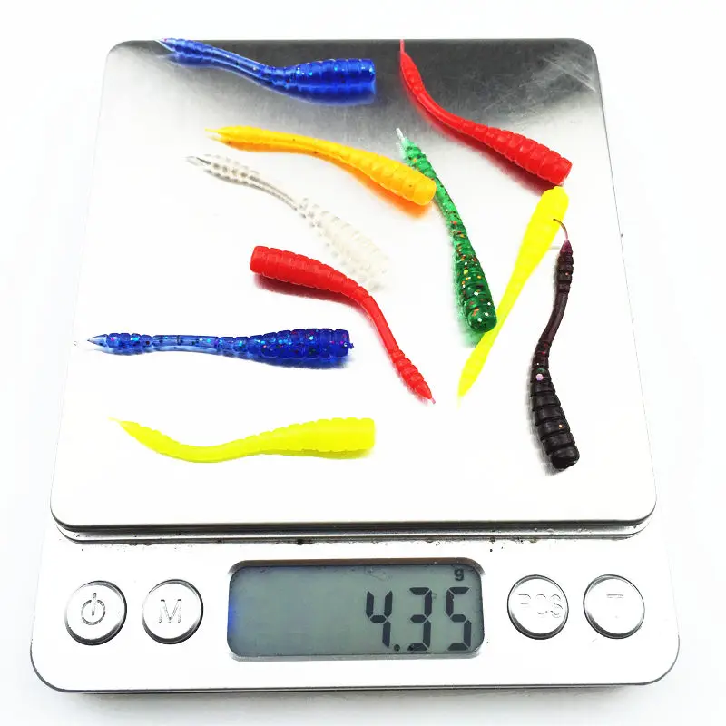 50 unids/lote de señuelos blandos de gusano rojo, 4,5 cm, pesca de lubina, olor a pescado, lombriz de tierra realista con sal, cebo Artificial de silicona, aparejos de carpa