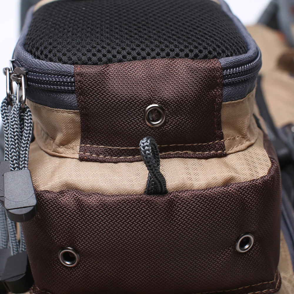Un primer plano de una sección de una mochila. Parece ser un compartimento con cierre de cremallera, presentando una combinación de materiales y colores.