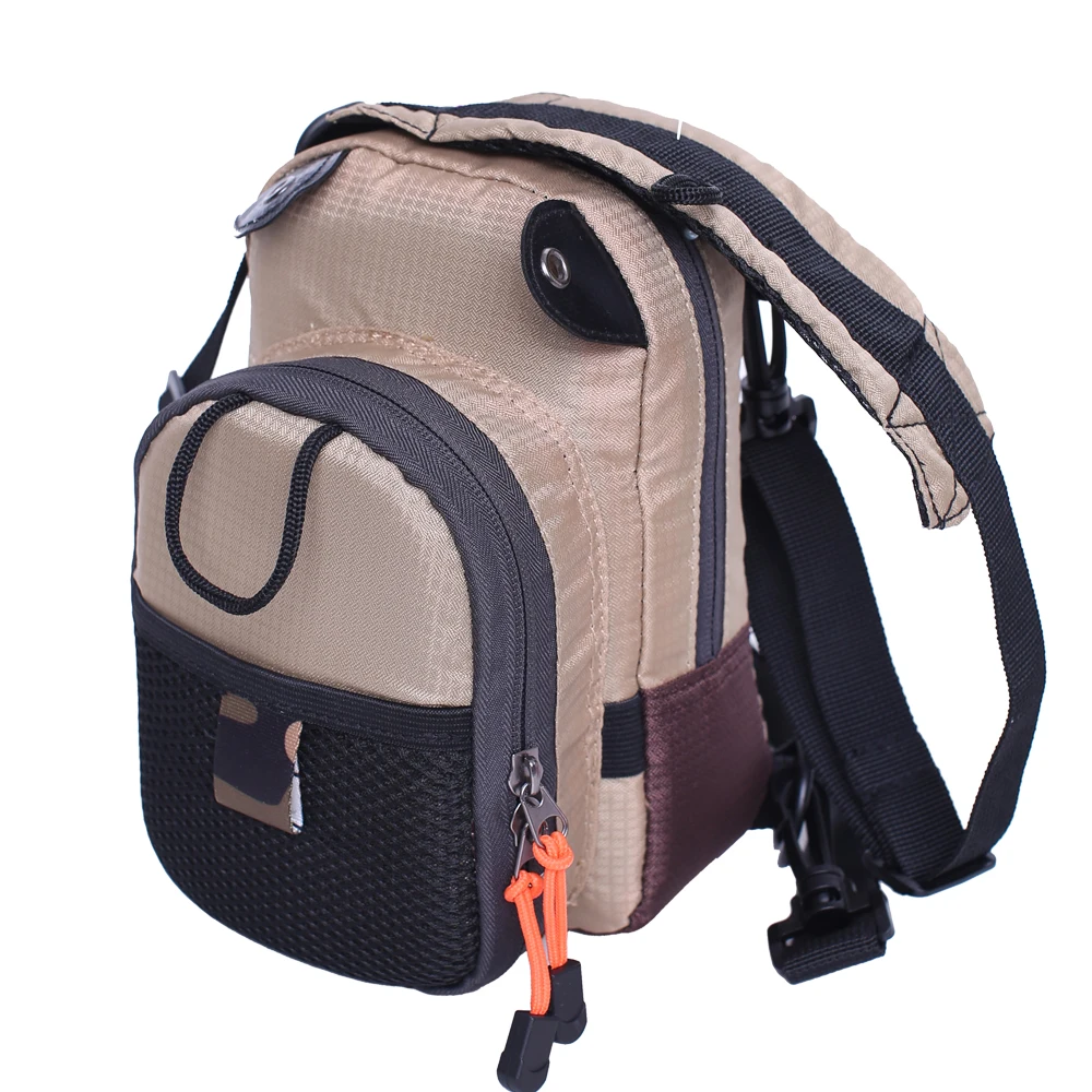 Una mochila. Parece ser un diseño de múltiples bolsillos con un compartimento principal y varios bolsillos más pequeños, incluido un bolsillo frontal con cierre de cremallera. La mochila tiene un sistema de correas negras con correas ajustables y una correa para el esternón para mayor comodidad y soporte.