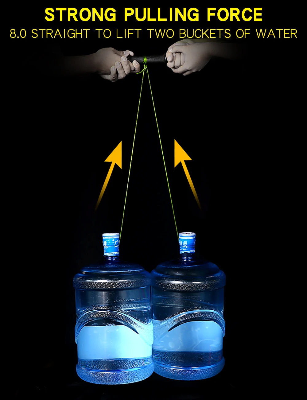 Una demostración de una fuerte fuerza de tracción. Hay dos botellas de agua azules, cada una con un asa y están conectadas por una cuerda. Una mano tira del hilo y ejerce una fuerza sobre las botellas.